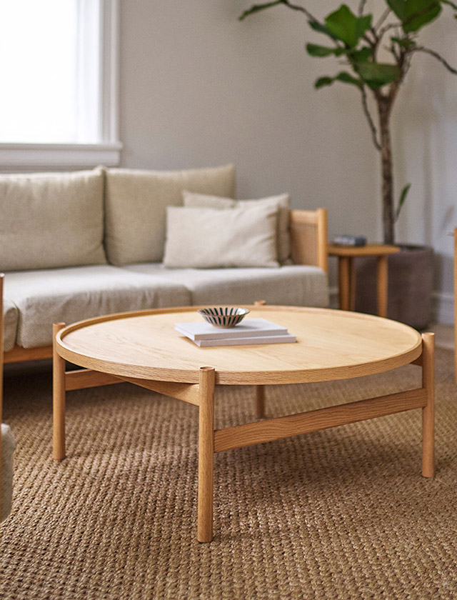 Brdr. Krüger HB Coffee Table aus Eiche in heller Wohnszene in einem natürlichem Holzinterieur und skandinavischer Lounge-Atmosphäre.