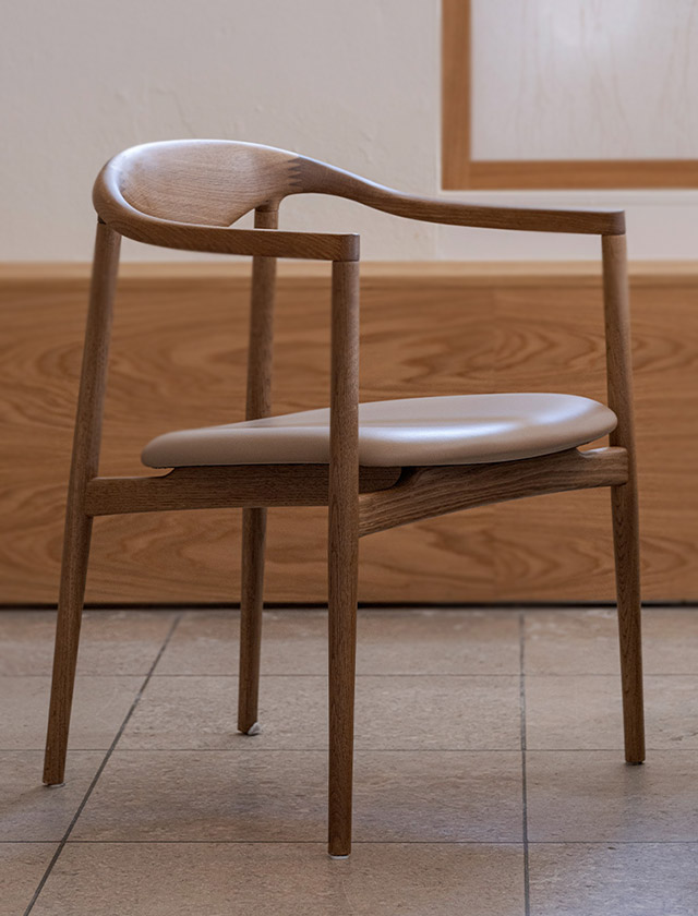 Eleganter skandinavischer Esszimmerstuhl Jari Dining Chair von Brdr. Krüger. Gefertigt aus geräucherten Eichenholz mit geschwungener Rückenlehne und edler Ledersitzfläche. Zeitloses Design, das Natürlichkeit und modernen Minimalismus perfekt verbindet – ideal für Esszimmer, Café oder stilvolle Gastronomie.