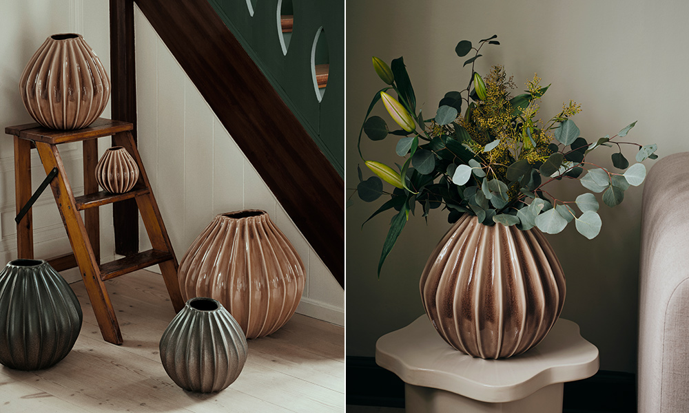 Broste Copenhagen Wide Vasen aus Keramik in Fawn und Smoke Grey, in vier verschiedenen Größen arrangiert und teils mit üppigen Blumen und Zweigen dekoriert.