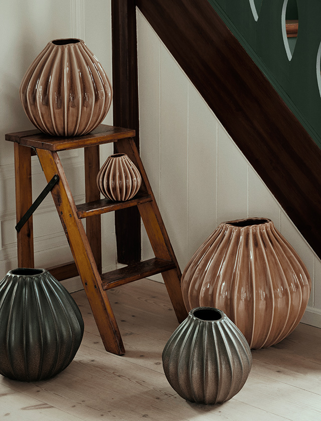 Broste Copenhagen WIDE Vasen in Fawn und Antique Brown in verschiedenen Größen mit gerippter, glänzender Oberfläche.