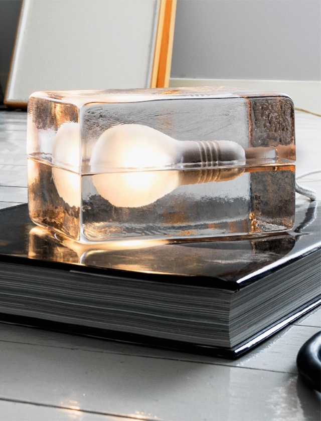 Die Design House Stockholm Block Lamp überzeugt mit ihrem ikonischen Eisblock-Design: eine Glühbirne, eingefasst in massives Glas – minimalistisches skandinavisches Design.