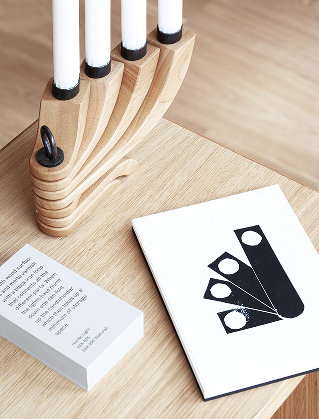 Eleganter Design House Stockholm Nordic Light Kerzenhalter aus hellem Naturholz mit vier weißen Kerzen. Skandinavisches Designobjekt – Limited Edition, perfekt für stilvolle Wohnräume und modernes Interieur.