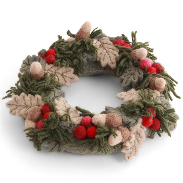 Handgefertigter Weihnachtskranz von Gry & Sif aus Filz mit roten Beeren, Blättern und Eicheln als festliche Tür- und Wanddekoration