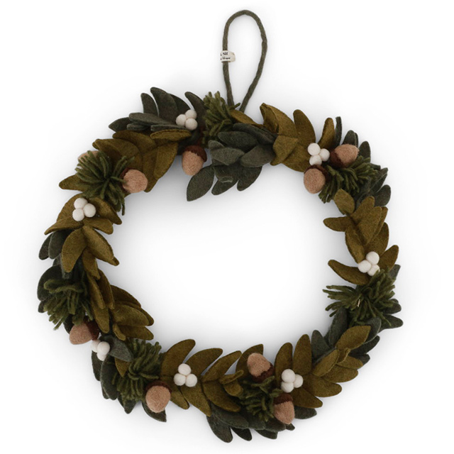 Handgefertigter Weihnachtskranz von Gry & Sif aus Filz mit grünen und olivfarbenen Blättern, weißen Beeren und kleinen Eicheln als winterliche Tür- und Wanddekoration