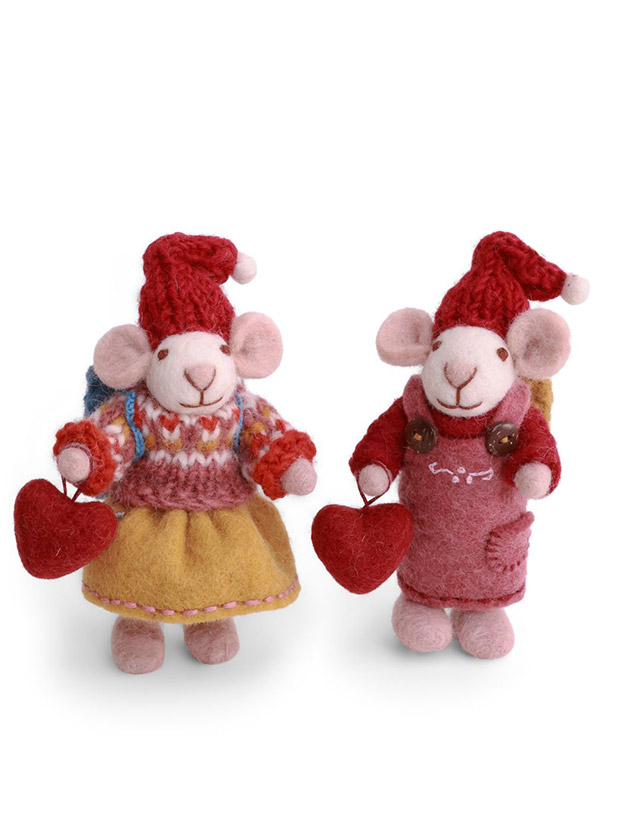 Zwei kleine weiße Filzmäuse mit Herzen und festlichen Weihnachtsoutfits – handgefertigte Jubiläumsfiguren von Gry & Sif aus 100 % neuseeländischer Wolle.