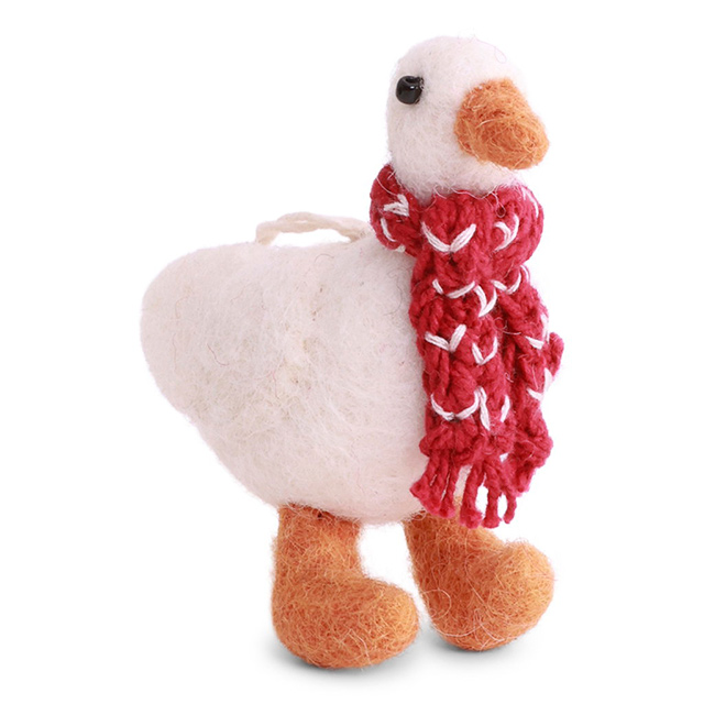 Handgefilzte Weihnachtsgans aus Filz von Gry & Sif als dekorativer Anhänger für Weihnachtsbaum und Winterdeko.