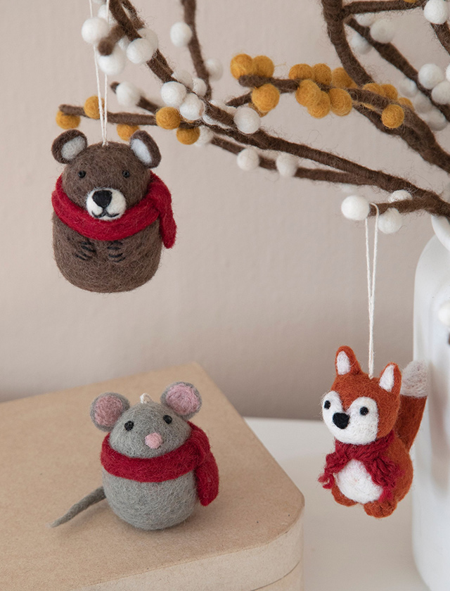 Handgefertigte Filzanhänger von Gry & Sif mit Bär, Maus und Fuchs mit roten Schals als winterliche Weihnachtsdekoration.