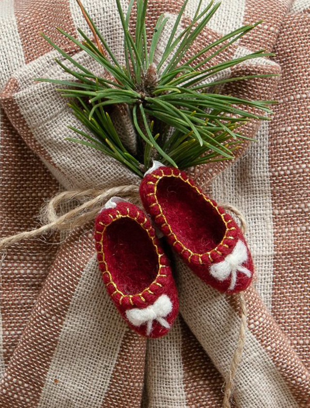 Rote Ballerinaschuhe aus Filz von Gry & Sif mit weißer Schleife und goldfarbener Stickerei als Weihnachtsanhänger