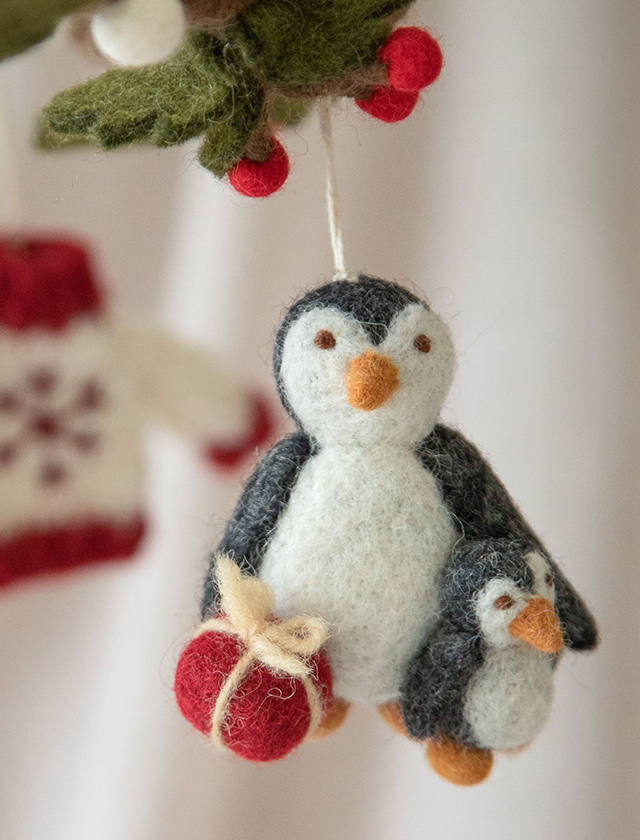 Gry & Sif Filzanhänger mit Pinguin, Pinguinbaby und rotem Geschenk für Weihnachtsbaum und Winterdekoration