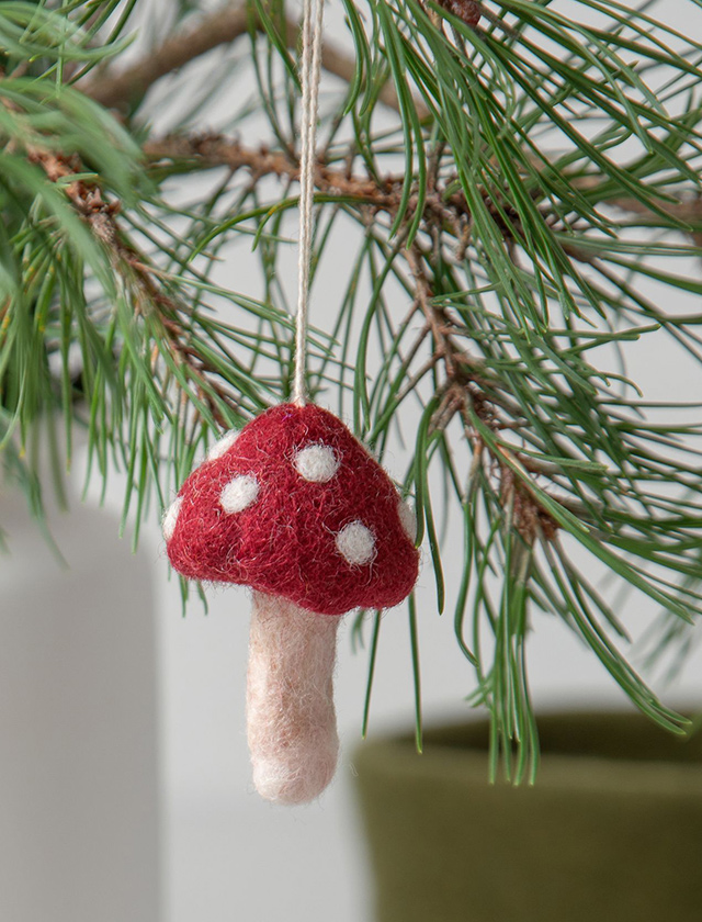 Handgefertigter Fliegenpilz-Anhänger aus Wollfilz von Gry & Sif als skandinavische Weihnachtsdekoration für Weihnachtsbaum und Zweige.