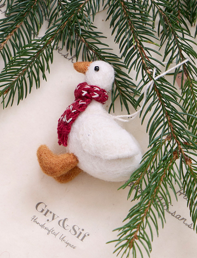 Weiße Gans aus Filz von Gry & Sif mit rotem Strickschal als handgefertigter Weihnachtsanhänger für den Tannenbaum