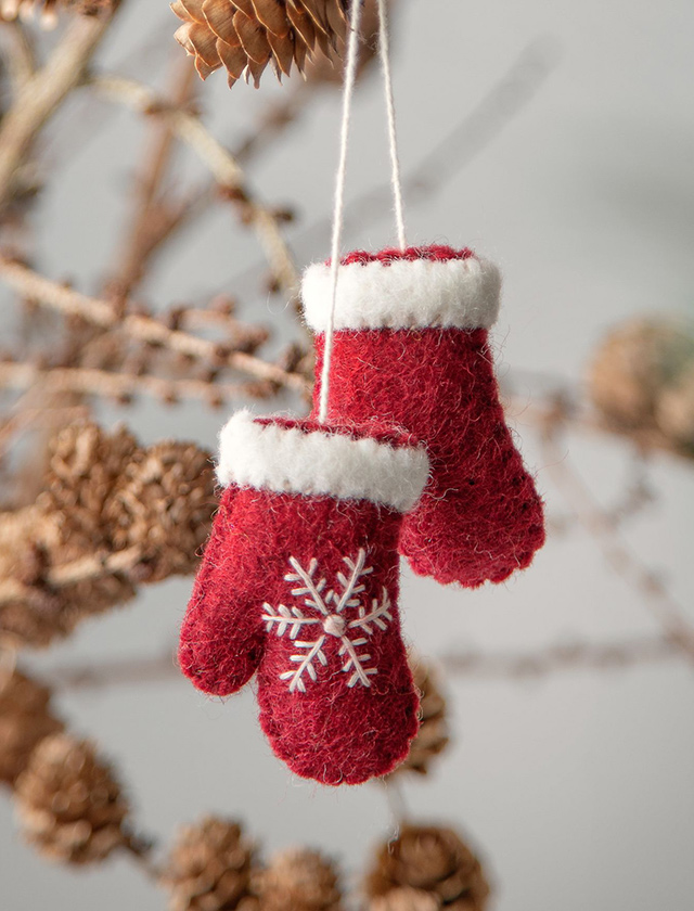 Rote Gry & Sif Handschuhe aus Filz mit weißem Rand und gestickter Schneeflocke als Weihnachtsanhänger