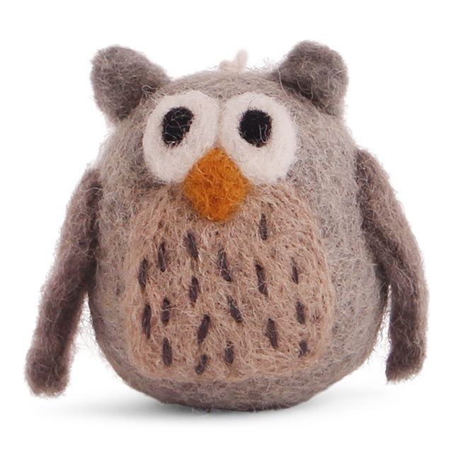 Kleine handgefilzte Eule von Gry & Sif aus Schurwolle in Grau und Beige