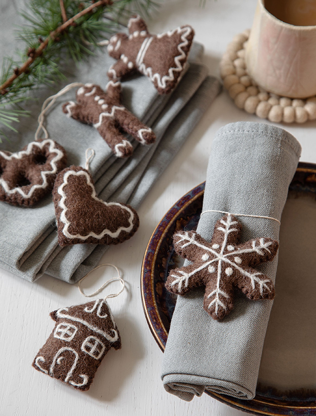 Braune Lebkuchenanhänger aus Filz von Gry & Sif mit weißen Verzierungen als weihnachtliche Dekoration