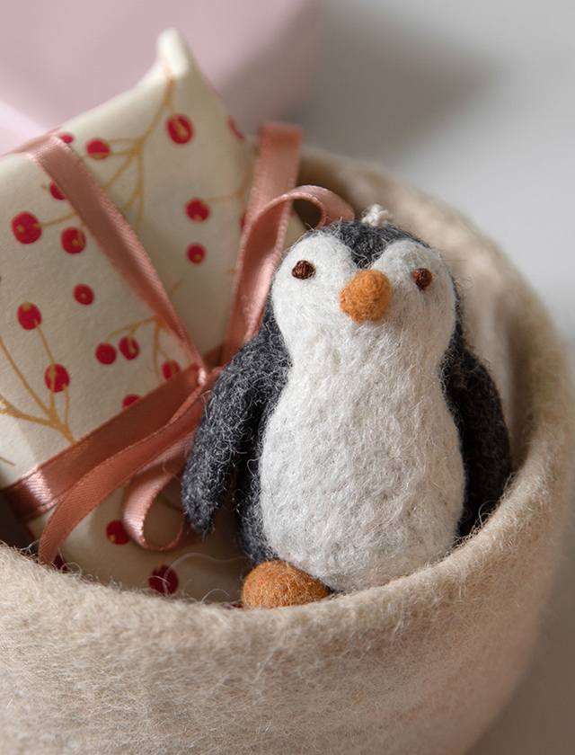Handgefertigter Pinguin aus Filz von Gry & Sif in Grau, Weiß und Orange als winterliche Weihnachtsdekoration