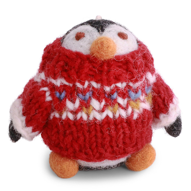 Handgefertigter Pinguin mit Pullover aus Wollfilz von Gry & Sif, Fair-Trade gefertigt in Nepal.