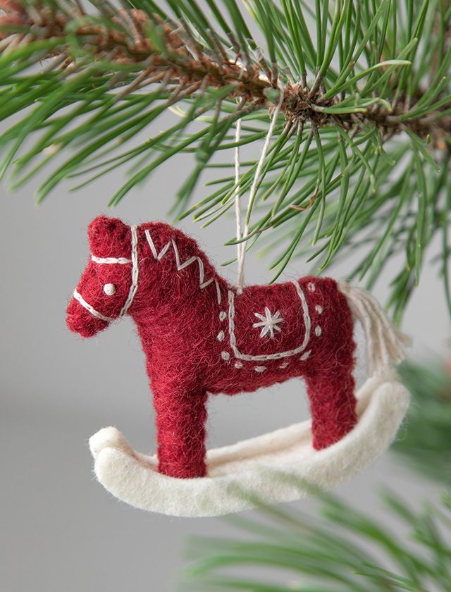 Rotes Schaukelpferd aus Filz von Gry & Sif mit weißen Stickereien als Anhänger für Weihnachtsbaum und Winterdekoration