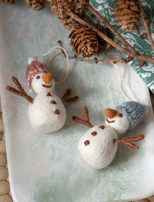 Zwei handgefertigte Schneemänner aus Filz von Gry & Sif mit farbigen Wintermützen als Weihnachtsdekoration