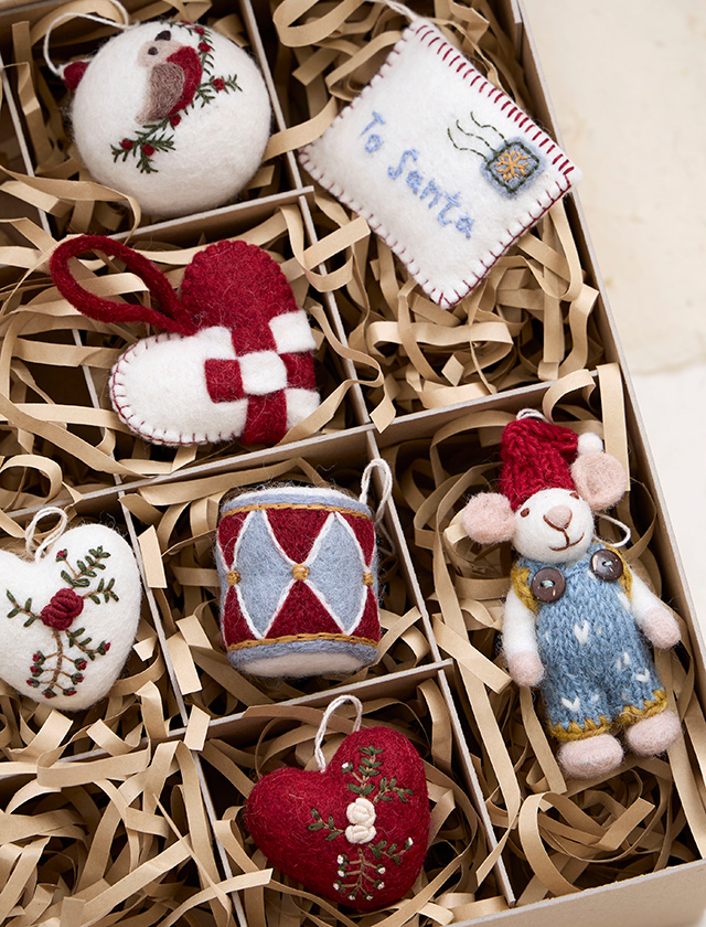 Handgefertigte Weihnachtsanhänger aus Filz von Gry & Sif mit Maus, Trommel, Herz, Kugel und weiteren festlichen Motiven