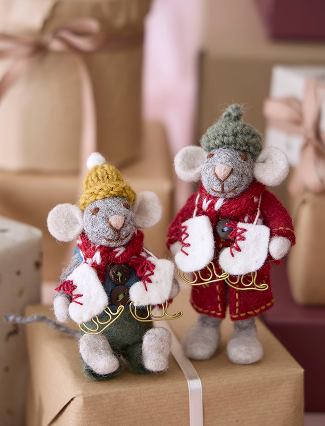 Zwei handgefertigte Weihnachtsmäuse aus Filz von Gry & Sif mit Mützen, Schals und kleinen Schlittschuhen als skandinavische Weihnachtsdekoration.