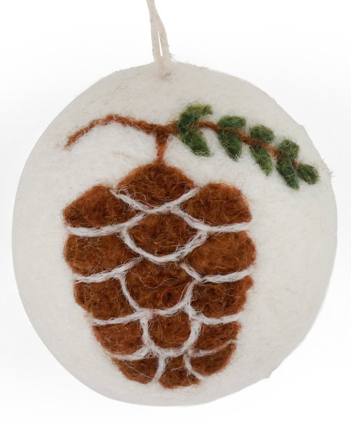 Christbaumkugel mit Tannenzapfen aus Wollfilz von Gry & Sif