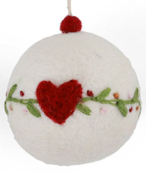 Christbaumkugel mit Herz aus Wollfilz von Gry & Sif