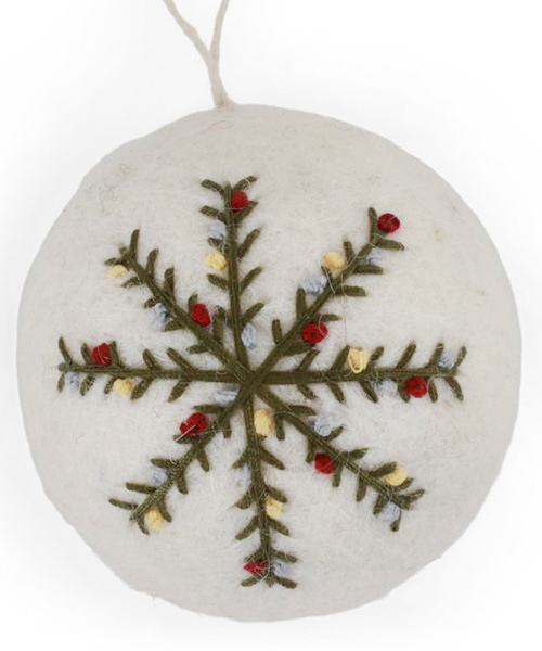 Christbaumkugel mit Schneeflocke aus Wollfilz von Gry & Sif