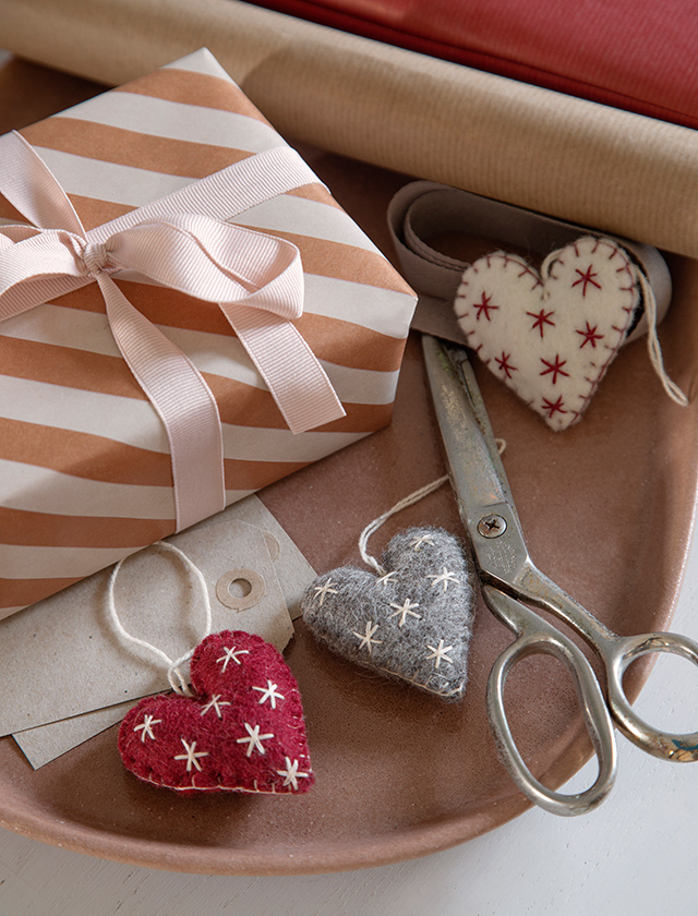 Christbaumschmuck und Geschenkanhänger aus Wollfilz von Gry & Sif - 3 Herzen mit Sternenstickmuster in den Farben Weiß, Grau und Rot