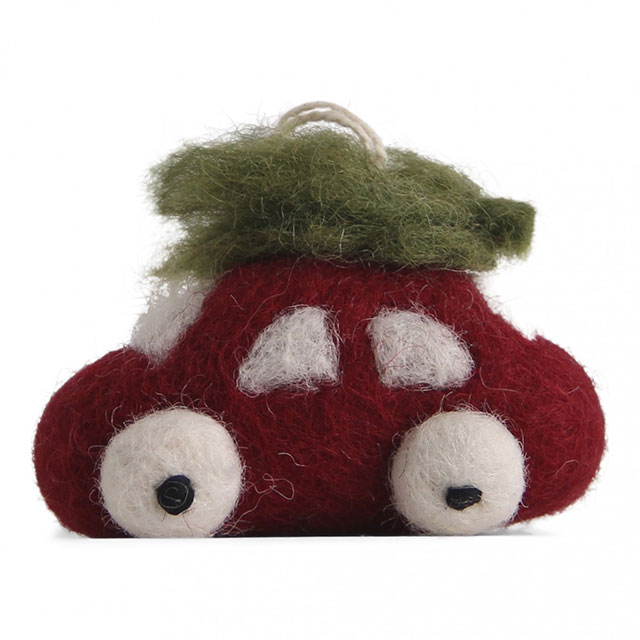Auto mit Weihnachtsbaum auf dem Dach aus Wollfilz in der Farbe Rot-Weiß-Grün