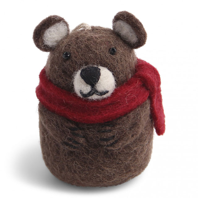 Mini brauner Eisbär mit rotem Schal von Gry & Sif - Anhänger aus Wollfilz