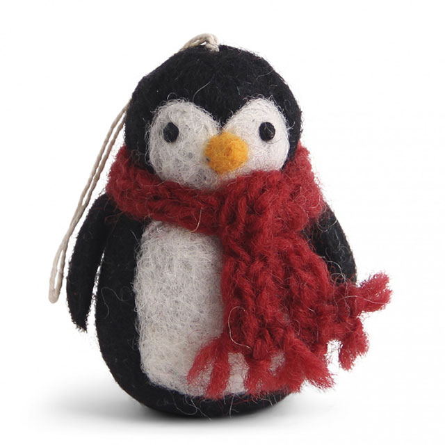Pinguin mit einem roten Schal. Wollfilz von Gry & Sif