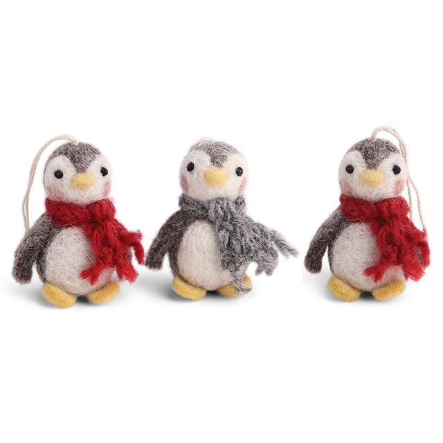 Drei Pinguine mit zwei roten und einen grauen Schal. Wollfilz von Gry & Sif