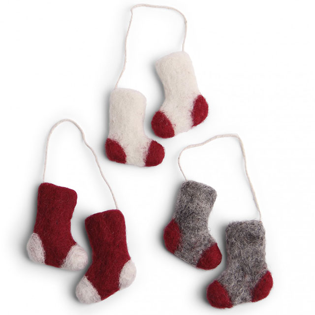 Drei Paar Socken aus Wollfilz in den Farben Rot-Weiß, Weiß-Rot und Grau-Rot