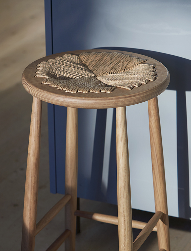 J165C Barhocker - Counterstool von Jørgen Bækmark für FDB Møbler ist in Schwarz und Eiche Natur sowie in zwei Höhen als Counter Chair und Barstool verfügbrar.