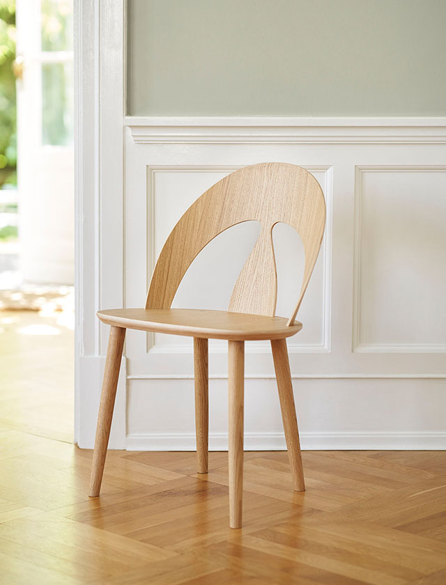 Der J46 Stuhl von FDB Møbler, entworfen 1956 von Poul M. Volther, ist ein Klassiker des skandinavischen Designs. Mit seiner klaren Form, der markanten Rückenlehne und dem massiven Holz vereint er zeitlose Eleganz und hohen Sitzkomfort.