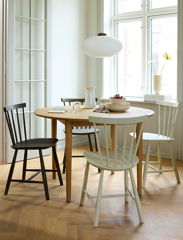 Der Andersen TAC Chair in Grau kombiniert minimalistisches Design mit massiven Holzbeinen – ideal für Esszimmer, Küche oder moderne Büros.