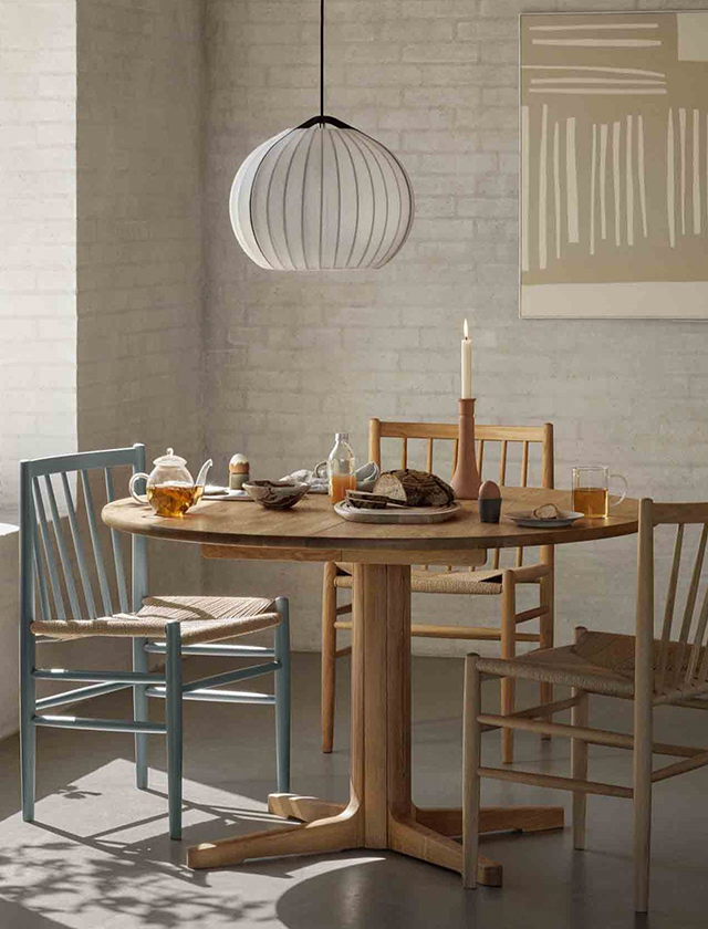 Der Andersen TAC Chair in Grau kombiniert minimalistisches Design mit massiven Holzbeinen – ideal für Esszimmer, Küche oder moderne Büros.