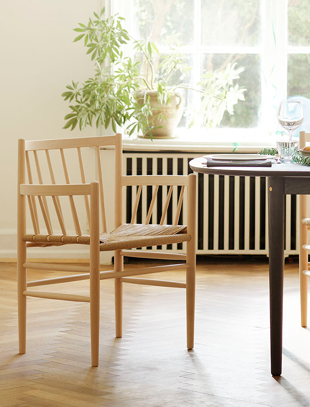 Der J48 Stuhl von Poul M. Volther ist ein dänischer Designklassiker aus massiver Eiche mit schwarzer Lederpolsterung. Mit seiner klaren Formsprache, der ergonomischen Rückenlehne und der hochwertigen Verarbeitung steht der Stuhl für zeitloses skandinavisches Design. Ideal für Esszimmer, Wohnbereiche oder Designliebhaber, die Wert auf Ästhetik und Komfort legen.