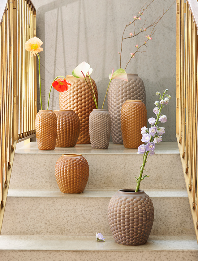 FDB Møbler präsentiert die Lupin-Vase-Serie mit einzigartigem Design, das harmonisch in die moderne skandinavische Designtradition integriert ist. Jede Vase zeichnet sich durch ihre organische Form und die individuelle reaktive Glasur aus. Inspiriert von Lupinen, erhielten sie den Namen "Lupin". Diese Vasen eignen sich perfekt für Blumensträuße oder als dekoratives Element. Mit einer Lupin-Vase von FDB Møbler holen Sie sich skandinavisches Design in Ihr Zuhause.
