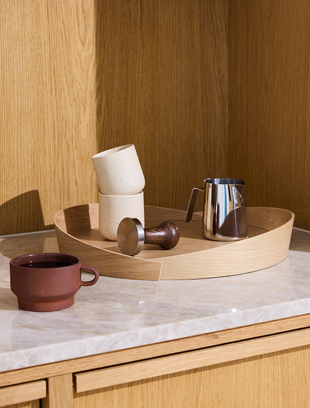 Die feinen Rillen verleihen der Vase eine besondere Haptik und unterstreichen ihre skulpturale Form. Ob mit üppigen Blumenarrangements oder als stilvolles Solo-Statement – sie fügt sich mühelos in jedes Interieur ein und wird zum Highlight auf jedem Tisch, Regal oder Fensterbrett.