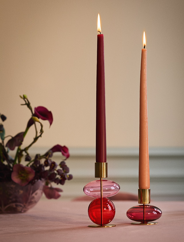 Holmegaard Bubble Kerzenhalter aus mundgeblasenem Glas in den Juwelentönen Bordeaux sowie Pink-Saphir und Rubinrot.