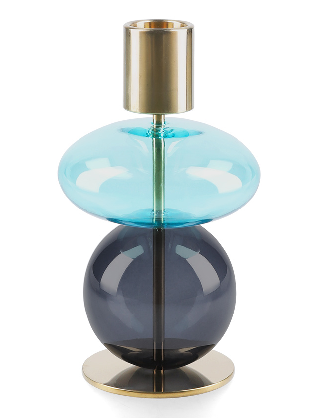 Der Holmegaard Bubble Kerzenhalter in Hellblau-Smoke (Höhe 14 cm) ist ein Meisterstück skandinavischen Designs. Mundgeblasene Glaskugeln und messingfarbene Akzente verbinden Handwerkskunst mit zeitloser Eleganz. Der Kerzenschein spiegelt sich faszinierend im Glas und schafft ein warmes Ambiente. Unsere handgefertigten Stabkerzen von KunstIndustrien sind die perfekte Ergänzung für stimmungsvolle Momente.