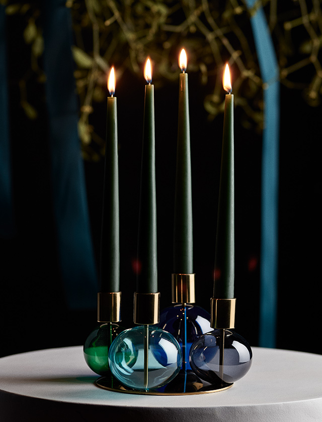 Eleganter Holmegaard Bubble Kerzenhalter, mundgeblasen aus Glas in Blau, Smoke und Grün. Vierarmiger Design-Leuchter mit goldenen Akzenten – ideal als moderner Adventskranz oder festliche Tischdeko.
