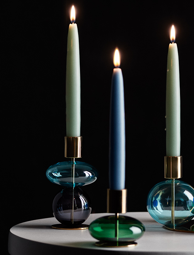 Stilvolle Holmegaard Bubble Kerzenhalter aus mundgeblasenem Glas in Hellblau, Rauchgrau und Smaragdgrün. Skandinavisches Design mit goldfarbenem Metall – einzeln oder kombiniert ein zeitloser Blickfang.