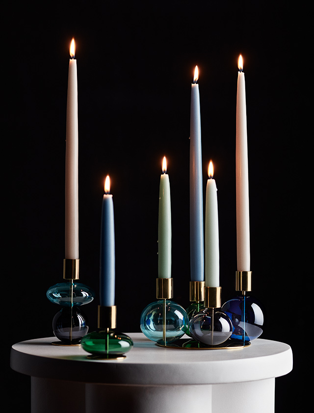 Der vierarmige Holmegaard Bubble Kerzenhalter vereint mundgeblasene Glaskugeln in verschiedenen Farben wie Blau, Smoke und Grün mit edlen messingfarbenen Details. Das Glas reflektiert den Kerzenschein und schafft ein modernes, skandinavisches Ambiente – ideal als Adventskranz oder festlicher Mittelpunkt. Perfekt ergänzt durch unsere handgefertigten Stabkerzen von KunstIndustrien für ein stimmungsvolles Lichtspiel.