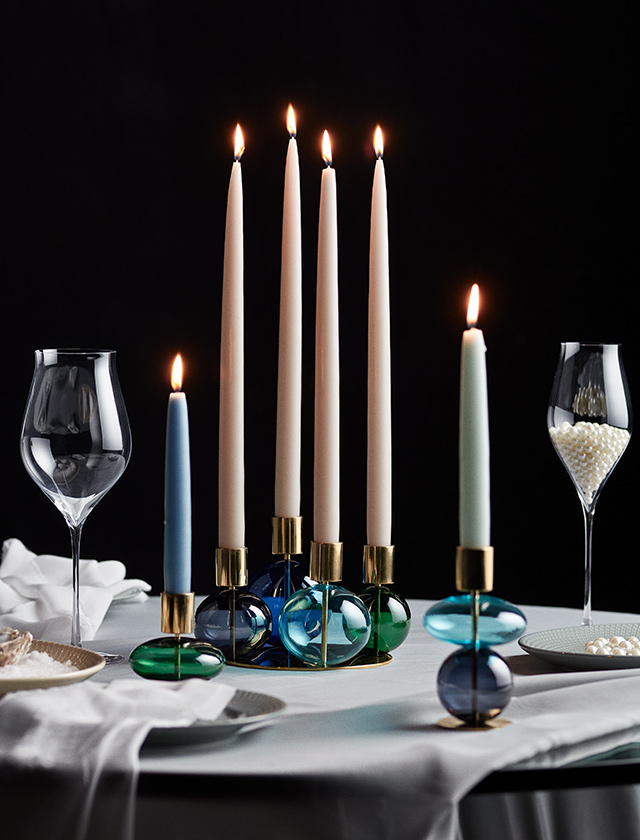 Die Holmegaard Bubble Kerzenhalter bringen mit ihren mundgeblasenen Glaskugeln in Hellblau, Smoke, Grün und Saphirblau elegante Vielfalt in jedes Zuhause. In Kombination entstehen spannende Arrangements, die Kerzenschein auf faszinierende Weise reflektieren. Unsere handgefertigten Stabkerzen von KunstIndustrien in zarten oder kräftigen Farben sind die perfekte Ergänzung für stilvolle Tischdekorationen.