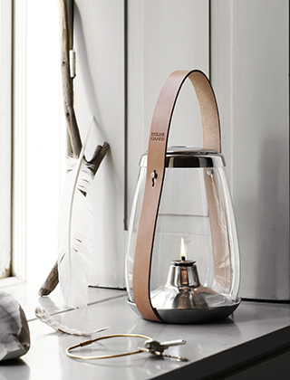 Die Design with Light Öllaterne von Holmegaard ist das neuste Design von Maria Brenstein. Eine Öllampe fungiert als urbaner Lichtspender für den Innen und Außenbreich und ist zum aufhängen oder zum hinstellen auf dem Tisch oder der Fensterbank gedacht.