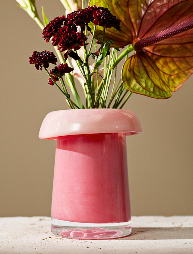 Holmegaard Soma Vasen Koralle/Pfirsich – mundgeblasenes Glas mit einem opulenten Strauß aus Blumen und Blättern