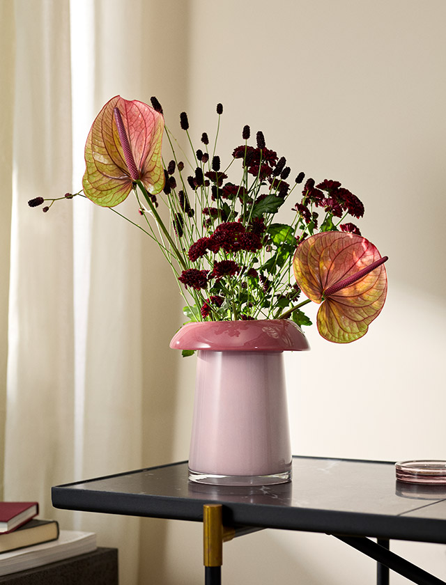Holmegaard Soma Vasen Rose/Terrakotta – mundgeblasenes Glas arrangiert mit einem Blumenbouquet