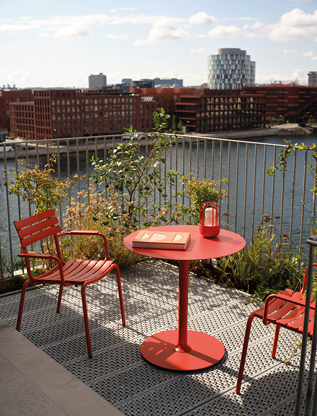 HOUE ALUA Gartenstuhl aus Aluminium in Cayenne mit PICO Gartentisch für Balkon und Terrasse